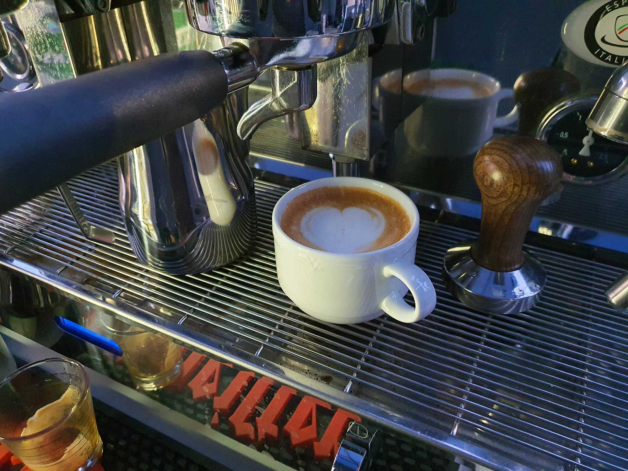 Kaffeetasse steht auf einer Kaffeemaschine