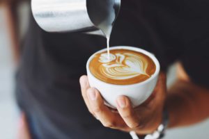 Barista macht Latte-Art